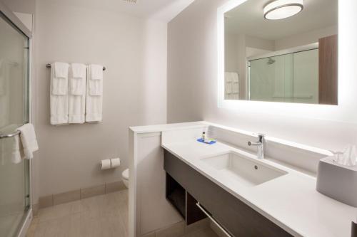 ein weißes Badezimmer mit einem Waschbecken und einem Spiegel in der Unterkunft Holiday Inn Express & Suites Blackwell, an IHG Hotel in Blackwell