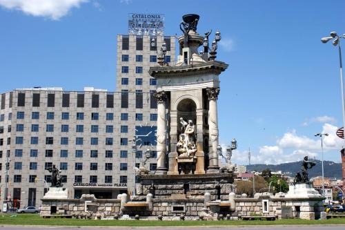 a monument in front of a large building at Catalonia Barcelona Plaza in Barcelona