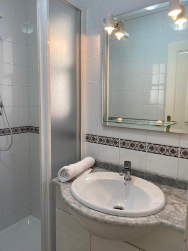 a bathroom with a sink and a mirror at Roger's house frente al mar en Alicante in Gran Alacant