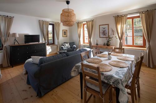 a living room with a table and a couch at Vikendovka Korce in Dubá
