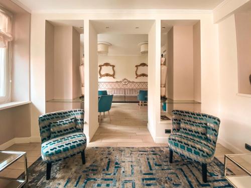 a dressing room with two chairs and a mirror at Hotel Sant'Andrea in Santa Margherita Ligure