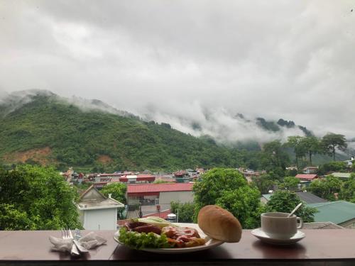 Milk Milk Homestay في Yên Minh: طبق طعام على طاولة مطلة على الجبل