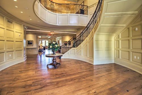 Walk to Pier & Golf: Heart of Harbour Town Condo photo 26