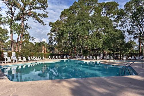 Walk to Pier & Golf: Heart of Harbour Town Condo photo 5