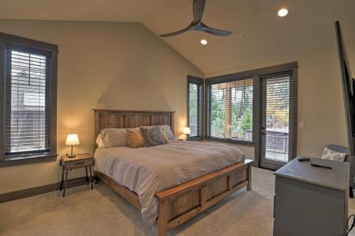 ein Schlafzimmer mit einem Bett und einem Deckenventilator in der Unterkunft Luxury Suncadia Resort Retreat with Private Hot Tub! in Cle Elum