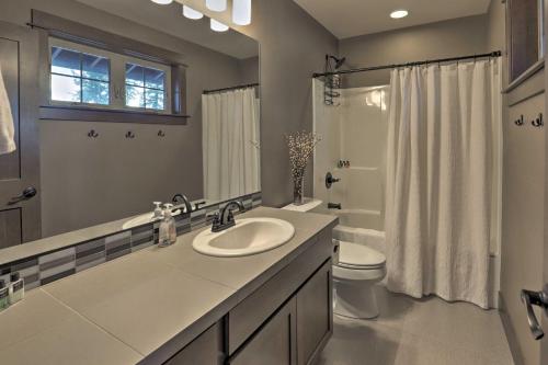 ein Badezimmer mit Waschbecken, Toilette und Dusche in der Unterkunft Luxury Suncadia Resort Retreat with Private Hot Tub! in Cle Elum