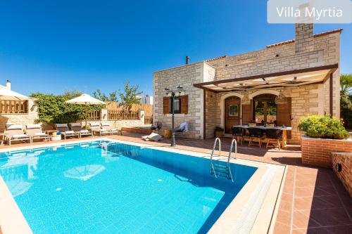 basen przed domem w obiekcie Atsipopoulo Villas w mieście Atsipopoulo