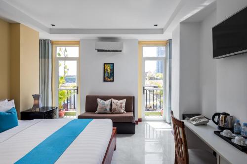 ein Hotelzimmer mit einem Bett und einem Sofa in der Unterkunft Botum Palace Hotel in Phnom Penh