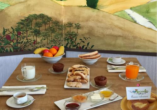 皮切爾諾的住宿－Locanda Arcadia，一张桌子,上面有早餐食品和饮料
