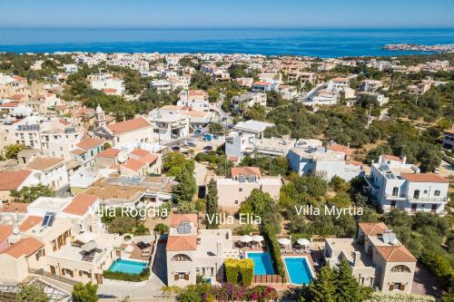 z góry widok na miasto z domami w obiekcie Atsipopoulo Villas w mieście Atsipopoulo