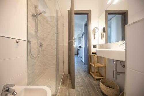 een badkamer met een douche en een wastafel bij Ilenia Seaview in Cefalù