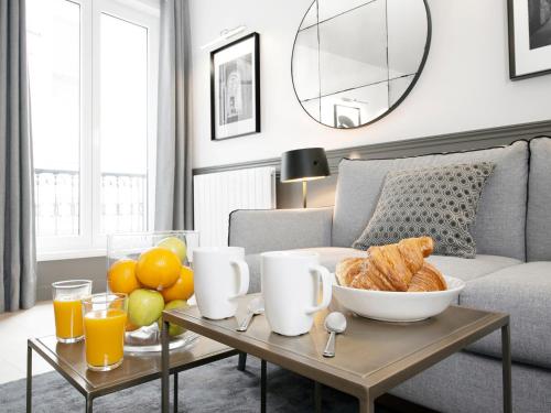 - un salon avec une table basse et un bol de pain dans l'établissement LivinParis - Luxury 2 Bedrooms Opera I, à Paris