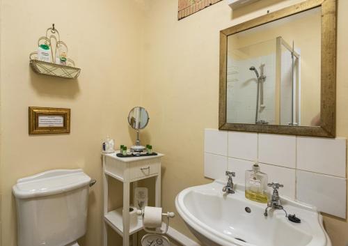 A bathroom at Garth Dderwen 