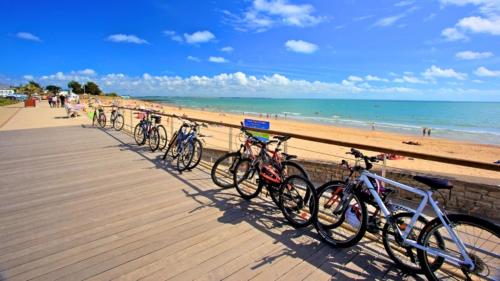 a row of bikes parked on a boardwalk near the beach at Kerlan in Béganne