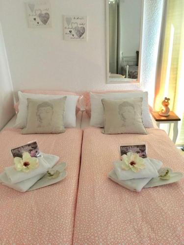 two beds with flowers on them in a bedroom at Apartment Glesch in Bergheim