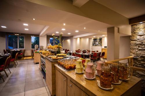 a restaurant with a buffet line with food on display at Hotel EcoSki by bund in San Carlos de Bariloche