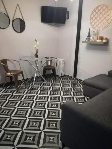 a living room with a black and white floor at Suites Viveros Coyoacán I Hospedaje a tu medida in Mexico City