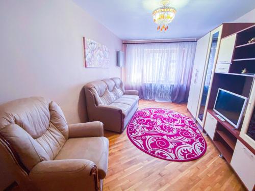 - un salon avec deux canapés et une télévision à écran plat dans l'établissement ApartPoltava Затишна 3-кімнатна квартира в центрі міста, КАШТАНОВА АЛЕЯ, звітна документація, ЧЕК, à Poltava