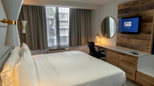 Ένα ή περισσότερα κρεβάτια σε δωμάτιο στο Holiday Inn Express San Juan Condado by IHG