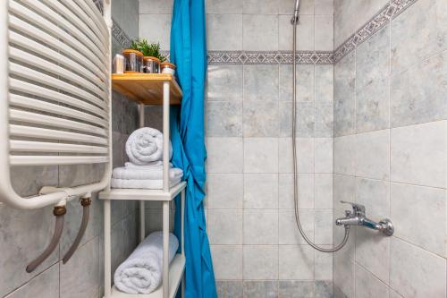 La salle de bains est pourvue d'une douche et d'un rideau de douche. dans l'établissement St Paul House, à Thessalonique