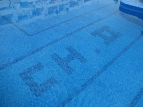un piso azul de una piscina en Casa Tavio 3 en Arona