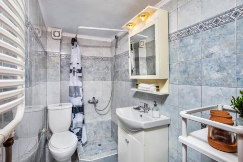 La salle de bains est pourvue de toilettes et d'un lavabo. dans l'établissement Charlot House, à Thessalonique