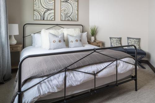 Ένα ή περισσότερα κρεβάτια σε δωμάτιο στο Mountain Lake Condo | Unit 401B