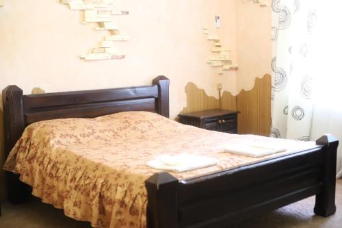 Ein Bett oder Betten in einem Zimmer der Unterkunft Orlyne Gnizdo