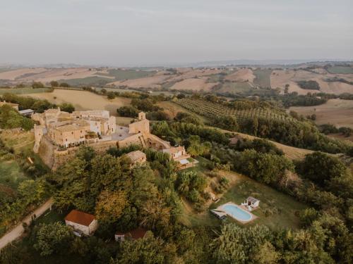 una vista aérea de una gran finca con una casa y una piscina en Borgo Loretello en Loretello