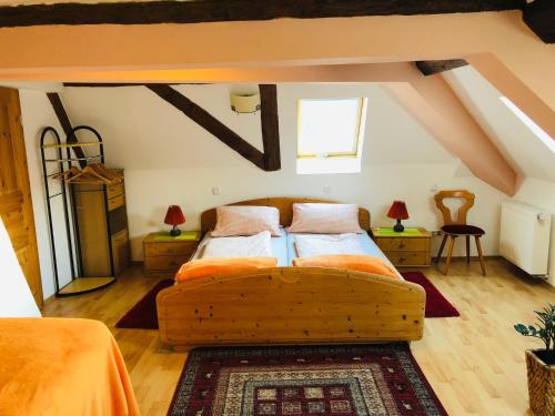 1 dormitorio con 2 camas en un ático en Gasthaus Korfu, en Edenkoben