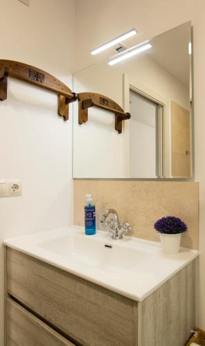a bathroom with a sink and a mirror at Apartamento Avenida Principal I in Altea
