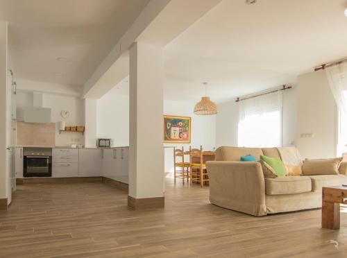 a living room with two couches and a kitchen at Apartamento Avenida Principal I in Altea