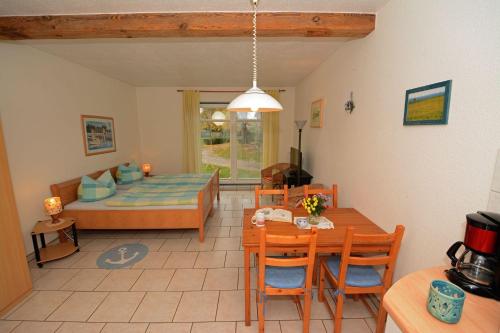 a kitchen and living room with a table and a bed at Hof Brinker - Kornspeicher in Boiensdorf