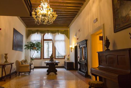 A seating area at Hotel Sant'Antonin