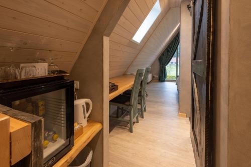 ein Zimmer mit einem Esstisch in einem winzigen Haus in der Unterkunft Bosgasten in Putten