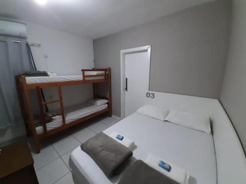 Uma ou mais camas em beliche em um quarto em Hostel Maré Mansa