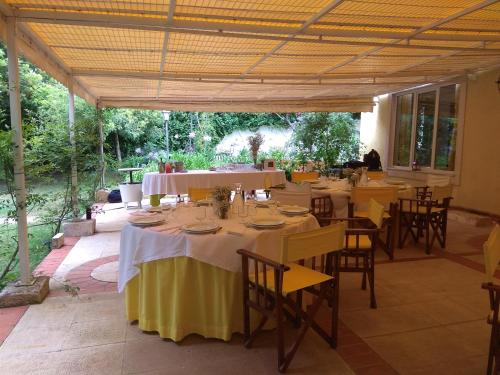 a restaurant with tables and chairs with white table cloth at Casa Dos Arrabidos in Torres Novas
