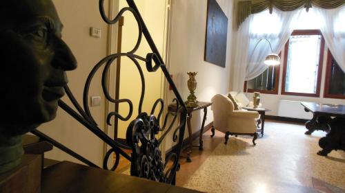 a living room with a table and a statue in a room at Hotel Sant'Antonin in Venice