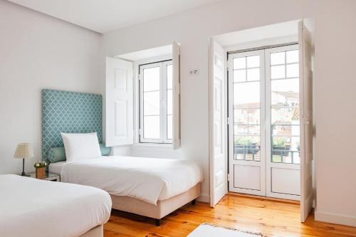 Alfama Delight Panoramic River and Historic City Views 3 Bedrooms and 2 Bathrooms AC 18th Century Building