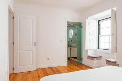 Alfama Delight Panoramic River and Historic City Views 3 Bedrooms and 2 Bathrooms AC 18th Century Building