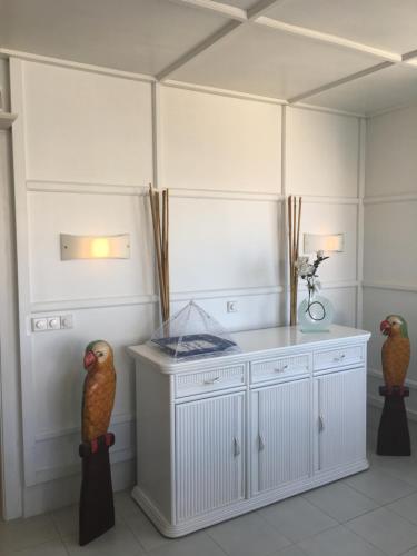 una habitación con dos estatuillas de aves en un mostrador en Tamarells 11, en Puerto Pollensa