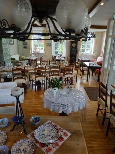 a dining room with a table and chairs at Stoevchen Café Hotel in Papenburg