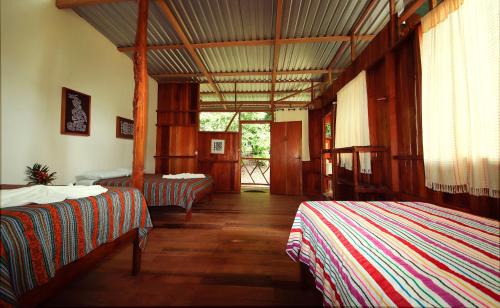 A bed or beds in a room at Ecolodge El Sombrero