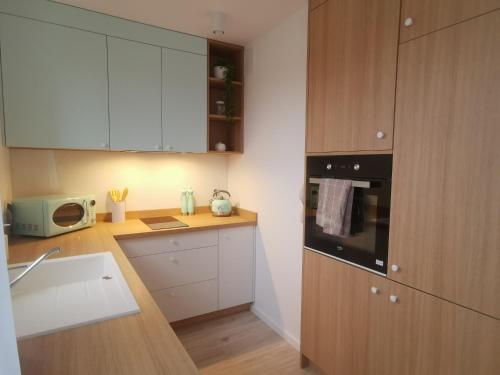 Kuchyň nebo kuchyňský kout v ubytování Apartament uTymka