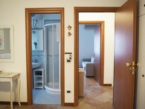 パレルモにあるアンゴロ イン フィオーレのバスルーム(シャワー、シンク付)