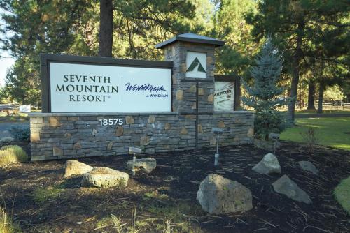 a sign for the savannah mountain resort in a park at Seventh Mountain Resort in Bend