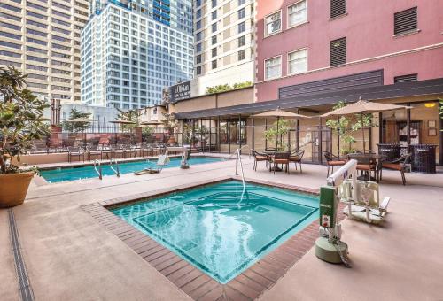 uma piscina no meio de um edifício em WorldMark Seattle - The Camlin em Seattle