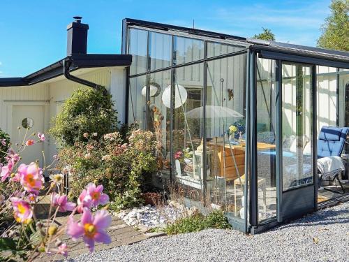 une serre avec des portes en verre dans un jardin dans l'établissement 8 person holiday home in FAGERFJ LL R NN NG, à Bräcke