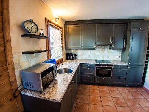 Photo de la galerie de l'établissement Luxurious chalet near the ski slopes, à Saint-François-Longchamp