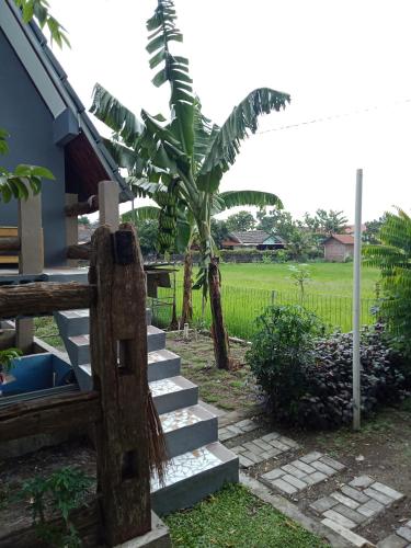 Κήπος έξω από το JOGLOPARI GuestHouse room 2 bukan untuk pasangan non pasutri